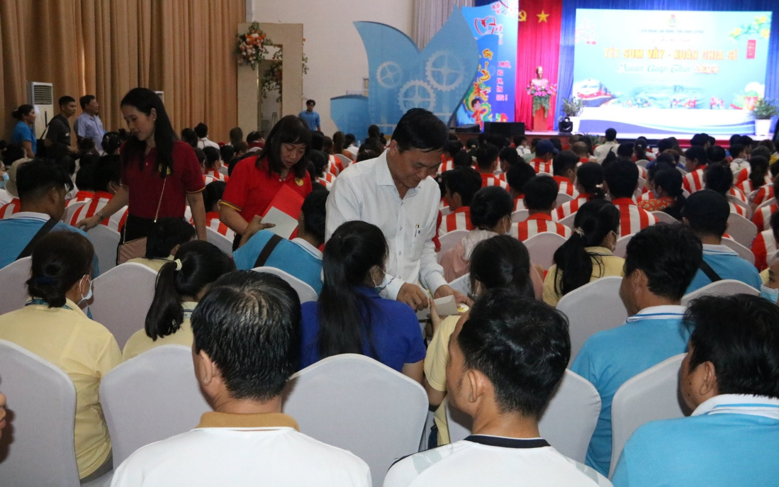 Đồng chí Nguyễn Văn Lộc, Chủ tịch HĐND tỉnh Bình Dương trao quà tết cho đoàn viên, công nhân lao động khó khăn.